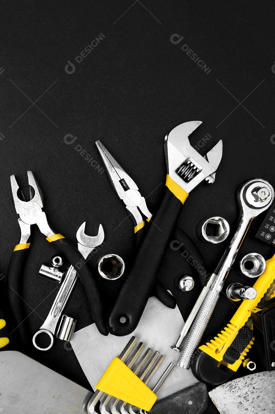 Diferentes tipos de ferramentas em fundo preto