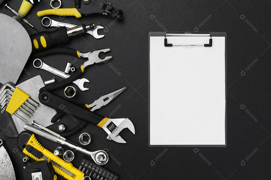 Prancheta de anotação e muitas ferramentas sobre fundo preto