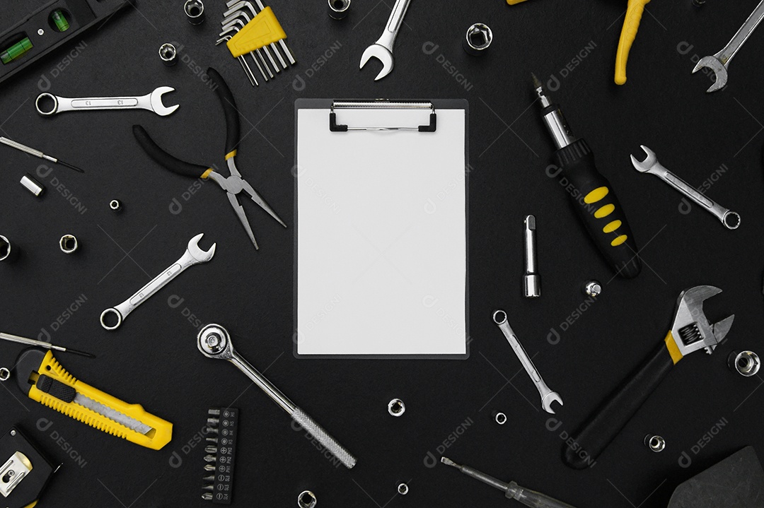 Muitas ferramentas diferentes para trabalhos de reparação em um fundo preto. Conceito de reparação e construção.
