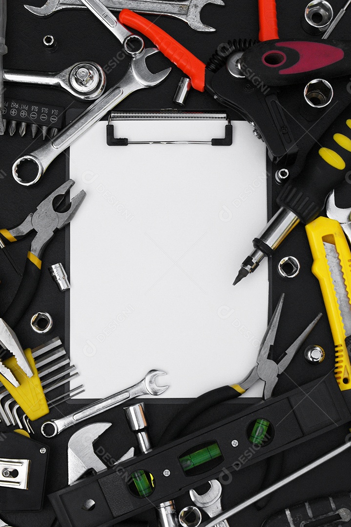 Muitas ferramentas diferentes para trabalhos de reparação em um fundo preto. Conceito de reparação e construção.