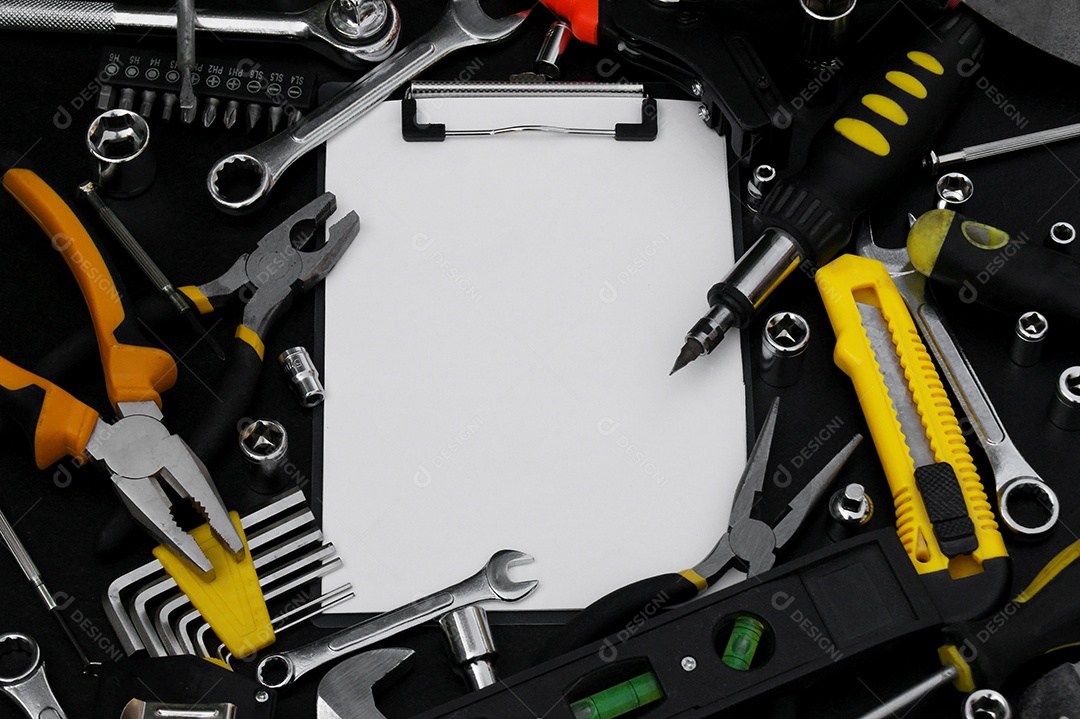 Muitas ferramentas diferentes para trabalhos de reparação em um fundo preto. Conceito de reparação e construção.