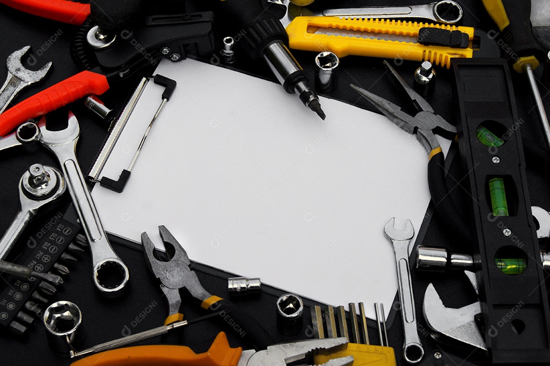 Muitas ferramentas diferentes para trabalhos de reparação em um fundo preto. Conceito de reparação e construção.