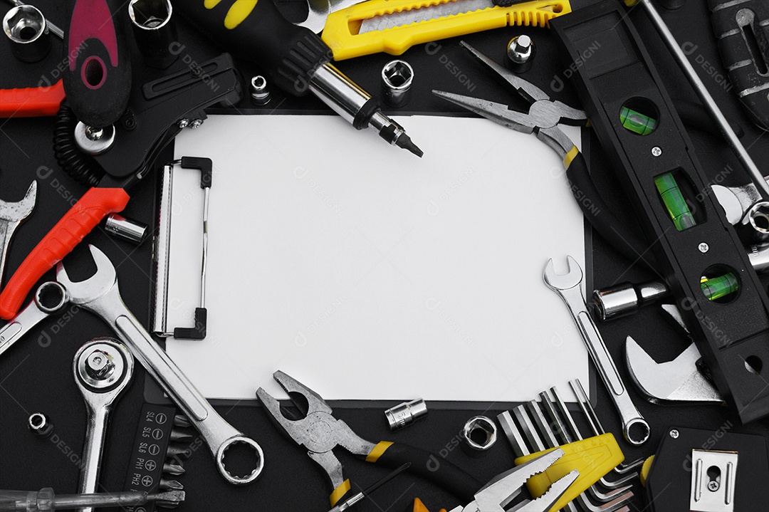 Muitas ferramentas diferentes para trabalhos de reparação em um fundo preto. Conceito de reparação e construção.