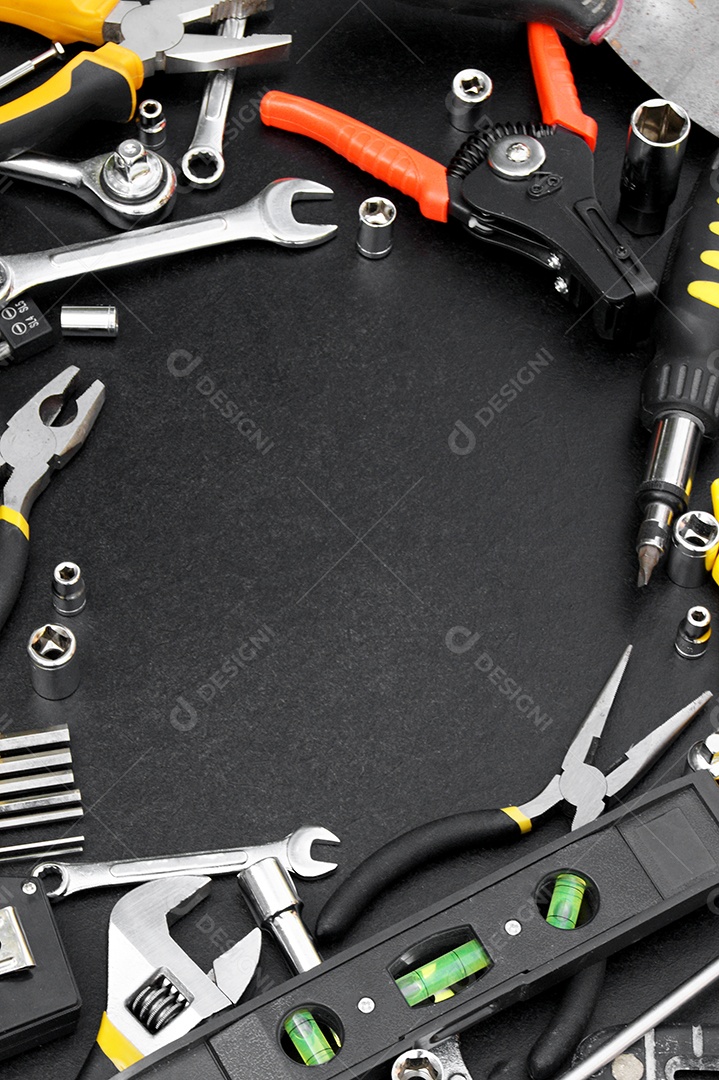 Muitas ferramentas diferentes para trabalhos de reparação em um fundo preto. Conceito de reparação e construção.