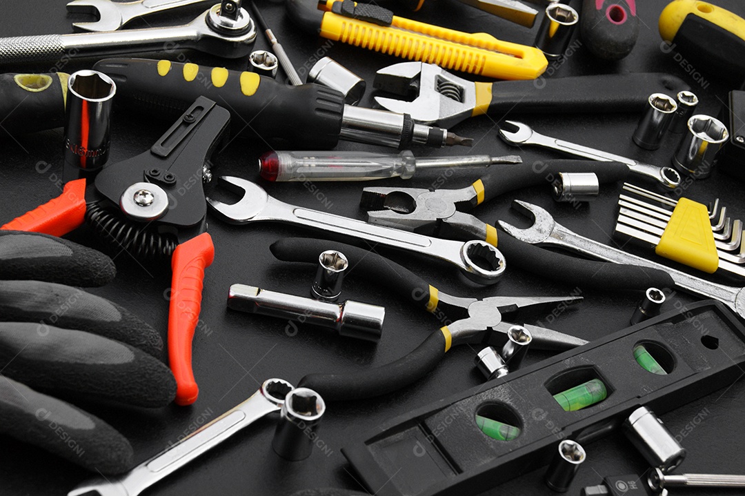 Muitas ferramentas diferentes para trabalhos de reparação em um fundo preto. Conceito de reparação e construção.