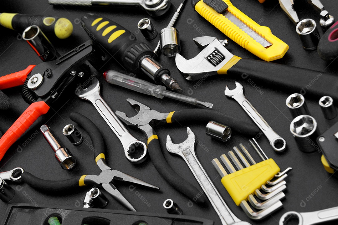 Muitas ferramentas diferentes para trabalhos de reparação em um fundo preto. Conceito de reparação e construção.