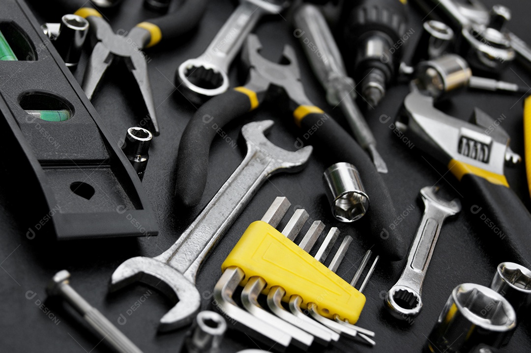 Muitas ferramentas diferentes para trabalhos de reparação em um fundo preto. Conceito de reparação e construção.
