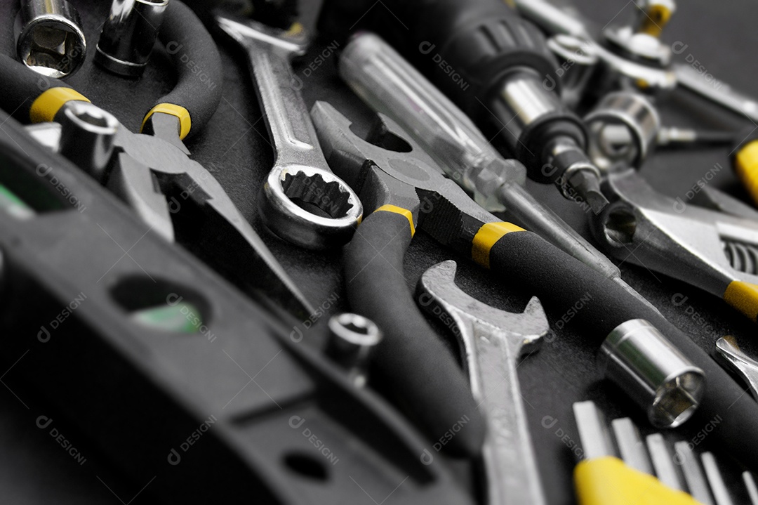 Muitas ferramentas diferentes para trabalhos de reparação em um fundo preto. Conceito de reparação e construção.