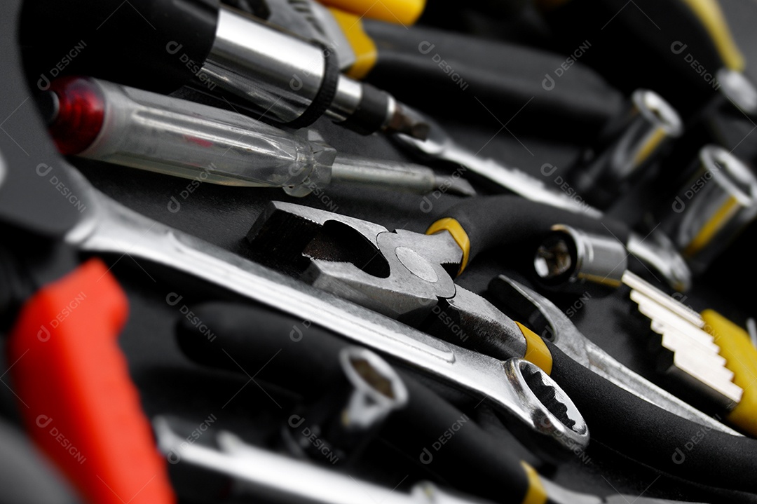 Muitas ferramentas diferentes para trabalhos de reparação em um fundo preto. Conceito de reparação e construção.