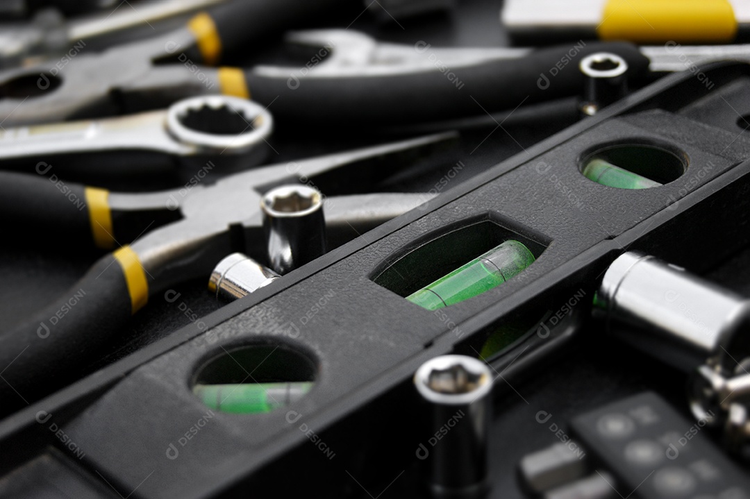 Muitas ferramentas diferentes para trabalhos de reparação em um fundo preto. Conceito de reparação e construção.