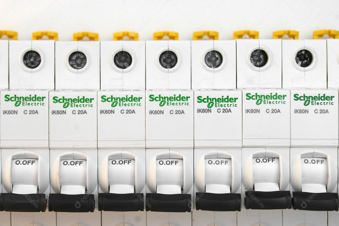 Disjuntores elétricos Schneider sobre fundo branco. A Schneider Electric é uma empresa francesa de engenharia de energia