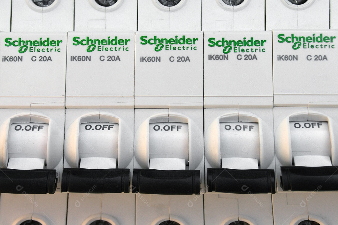 Disjuntores elétricos Schneider sobre fundo branco. A Schneider Electric é uma empresa francesa de engenharia de energia