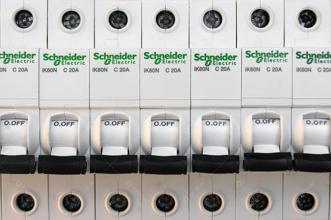 Disjuntores elétricos Schneider sobre fundo branco. A Schneider Electric é uma empresa francesa de engenharia de energia