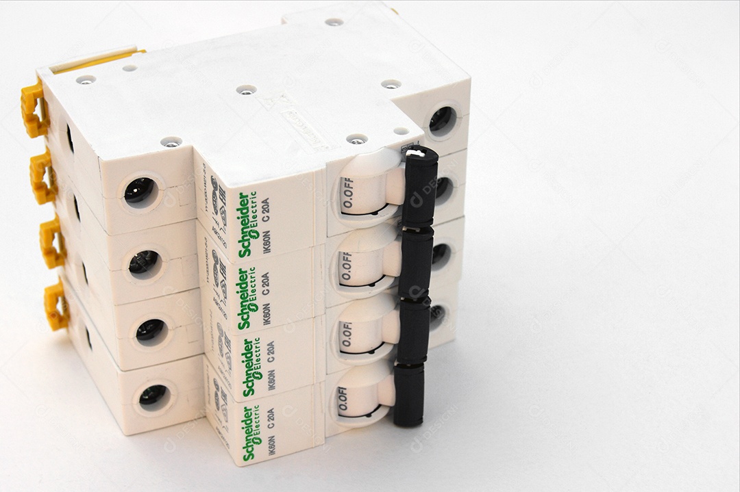 Disjuntores elétricos Schneider em fundo branco