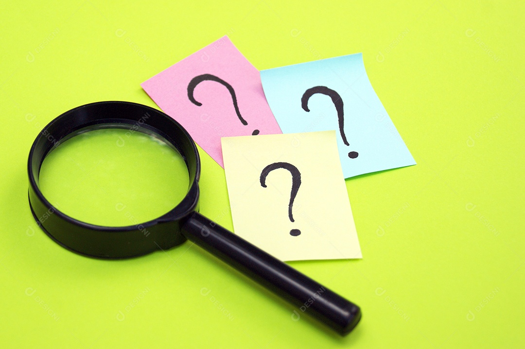 Lupa com post it coloridos