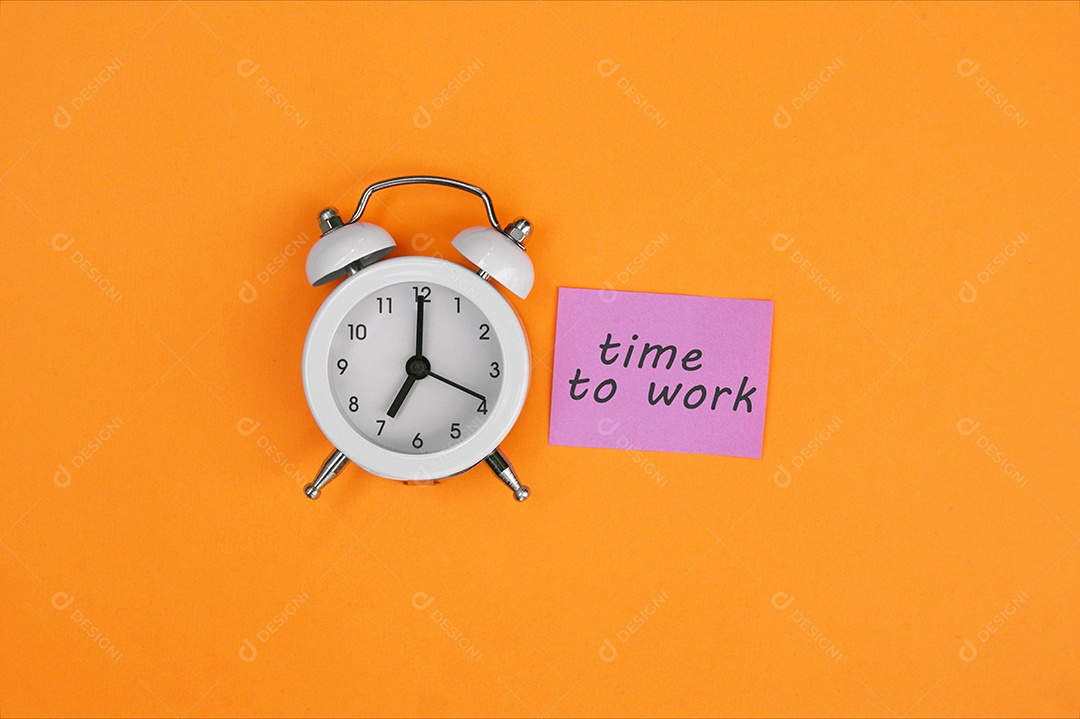 Despertador vintage branco e um adesivo escrito hora de trabalhar em um fundo laranja