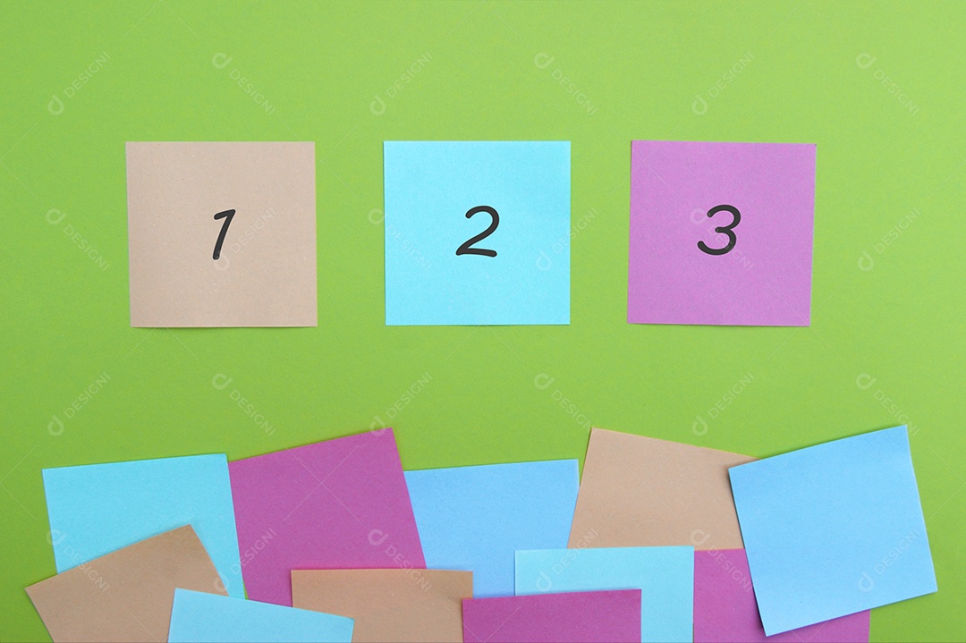 Papel post it escrito alguns numeral