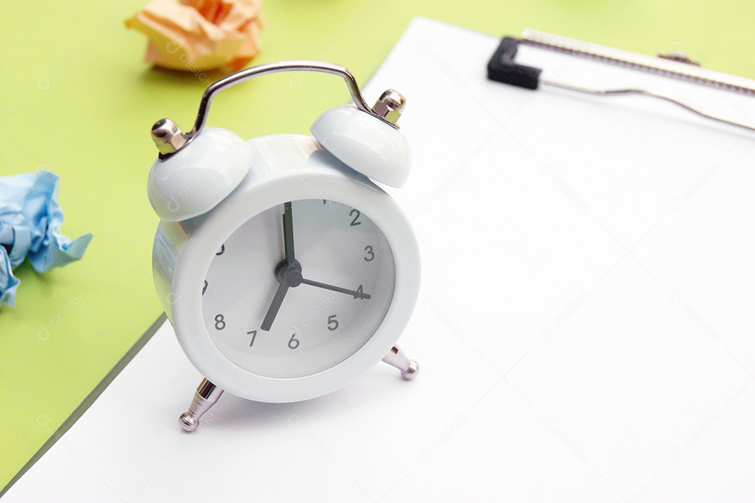 Lupa prancheta e adesivos coloridos amassados ​​ao redor