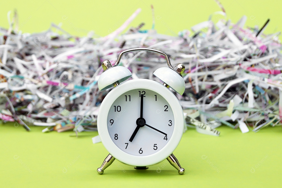 Despertador branco vintage em um fundo de papel picado