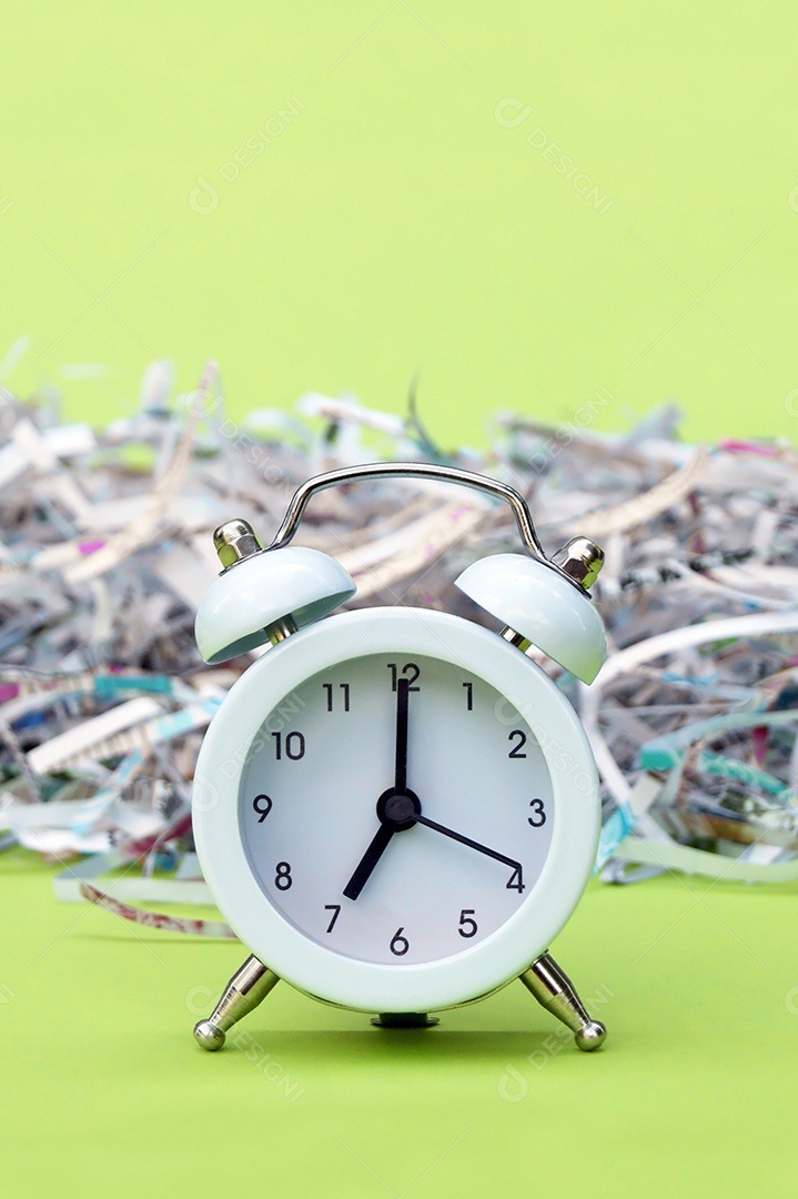 Papeis picados e relógio branco na frente