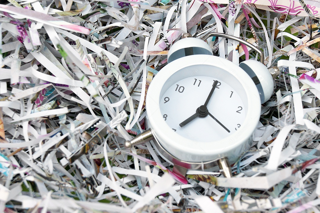 Despertador branco vintage em um fundo de papel picado