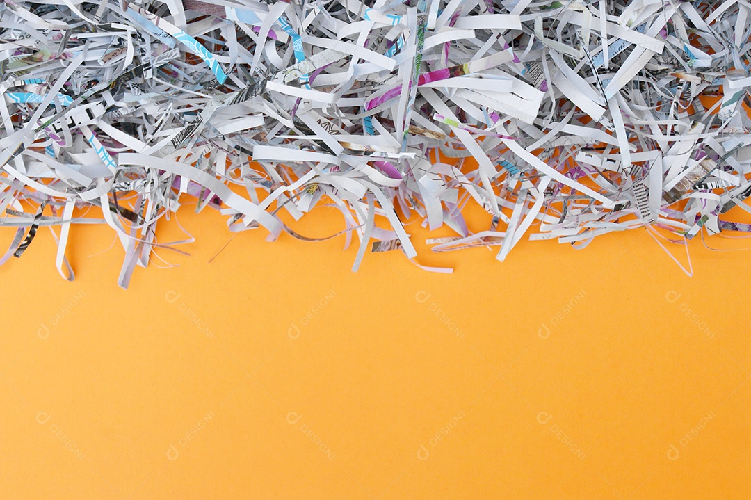 Tiras finas de papel picadas