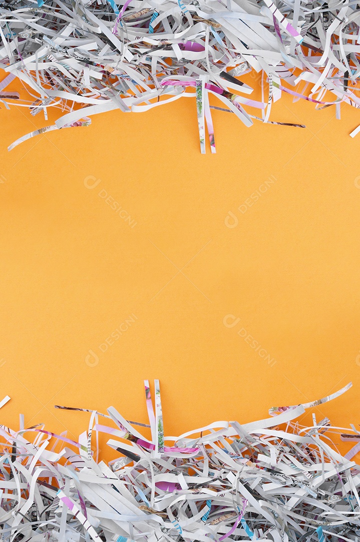 Tiras de papel cortadas sobre fundo amarelo