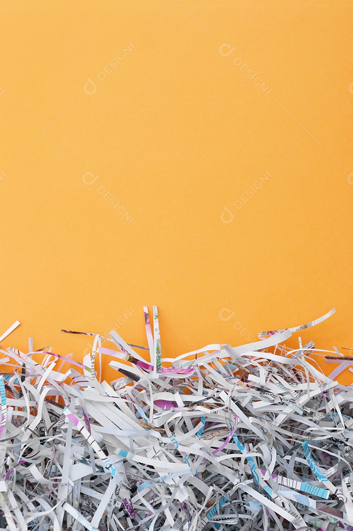 Papel cortados e picados sobre fundo amarelo