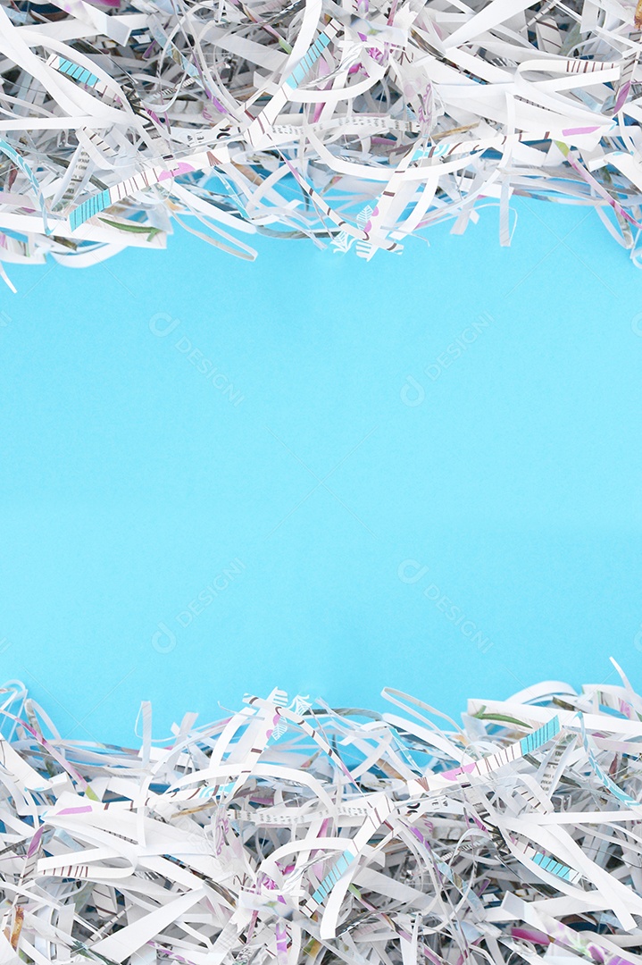 Papeis cortados picados sobre fundo azul