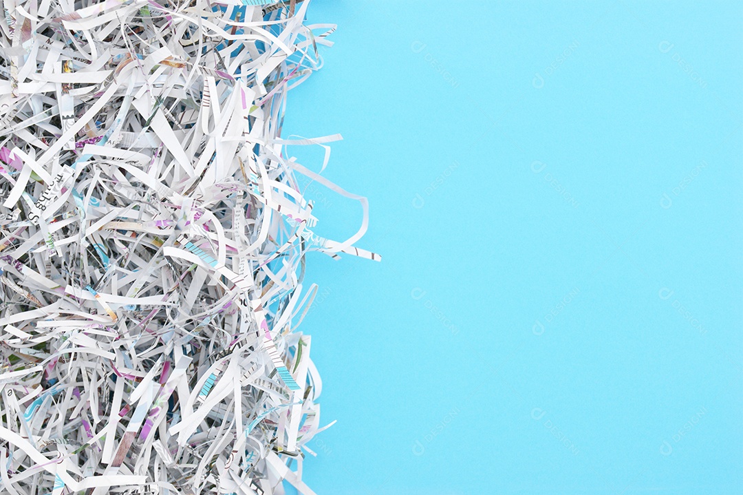 Papeis picados sobre fundo azul claro