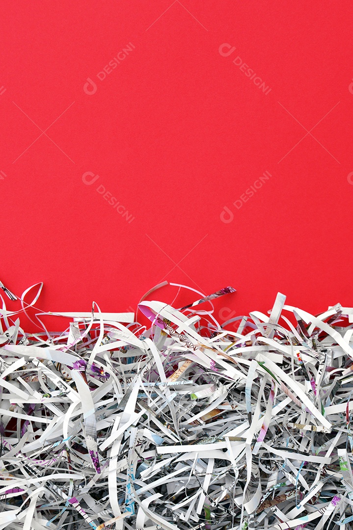 Textura de papeis picados sobre fundo vermelho
