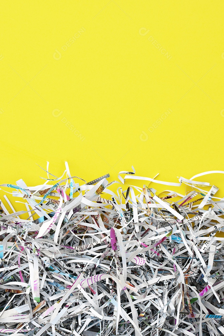 Papeis picados sobre fundo amarelo