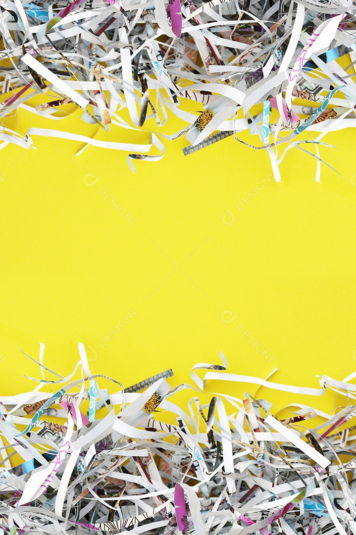 Papéis cortados sobre fundo amarelo