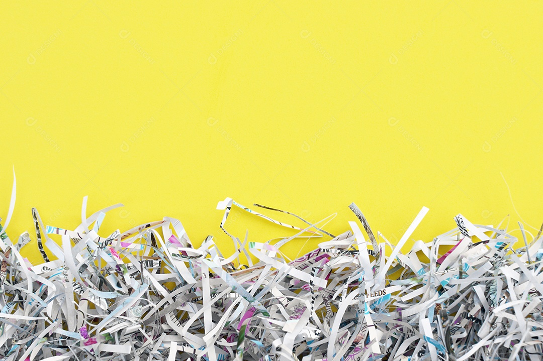 Papéis cortados sobre fundo amarelo