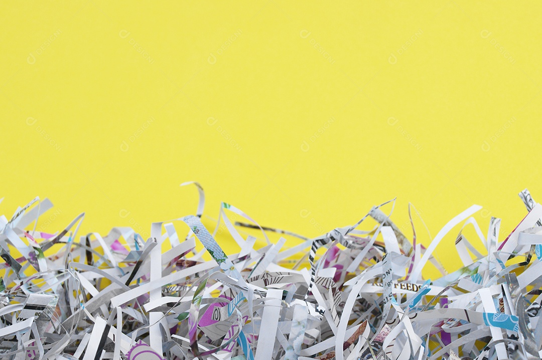 Papéis cortados sobre fundo amarelo