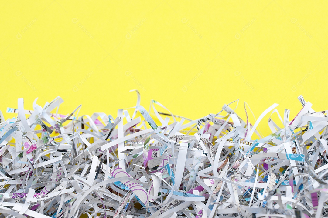 Papel cortados finos sobre fundo amarelo