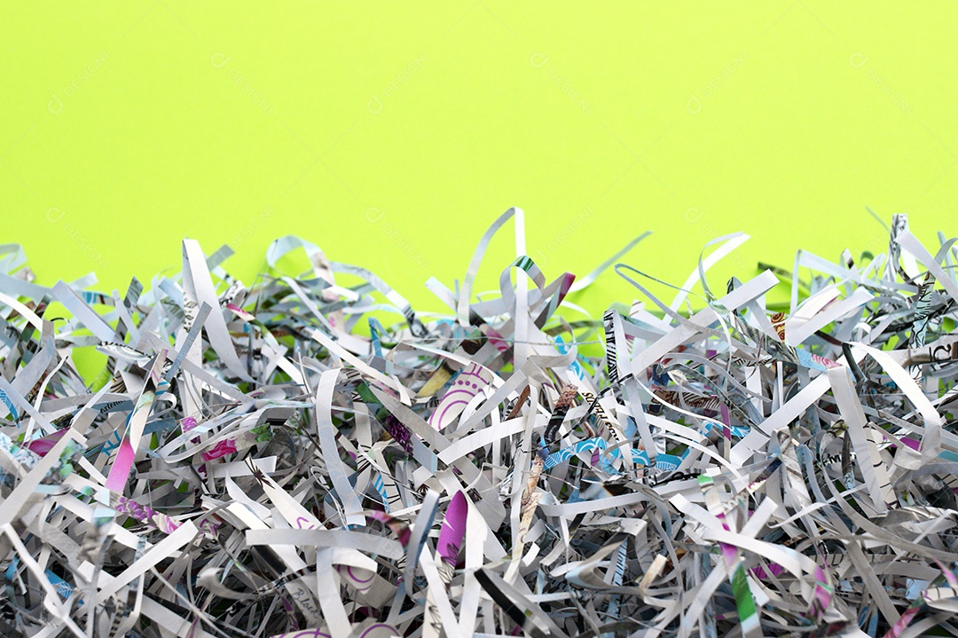 Papel cortados e picotados em fundo amarelo