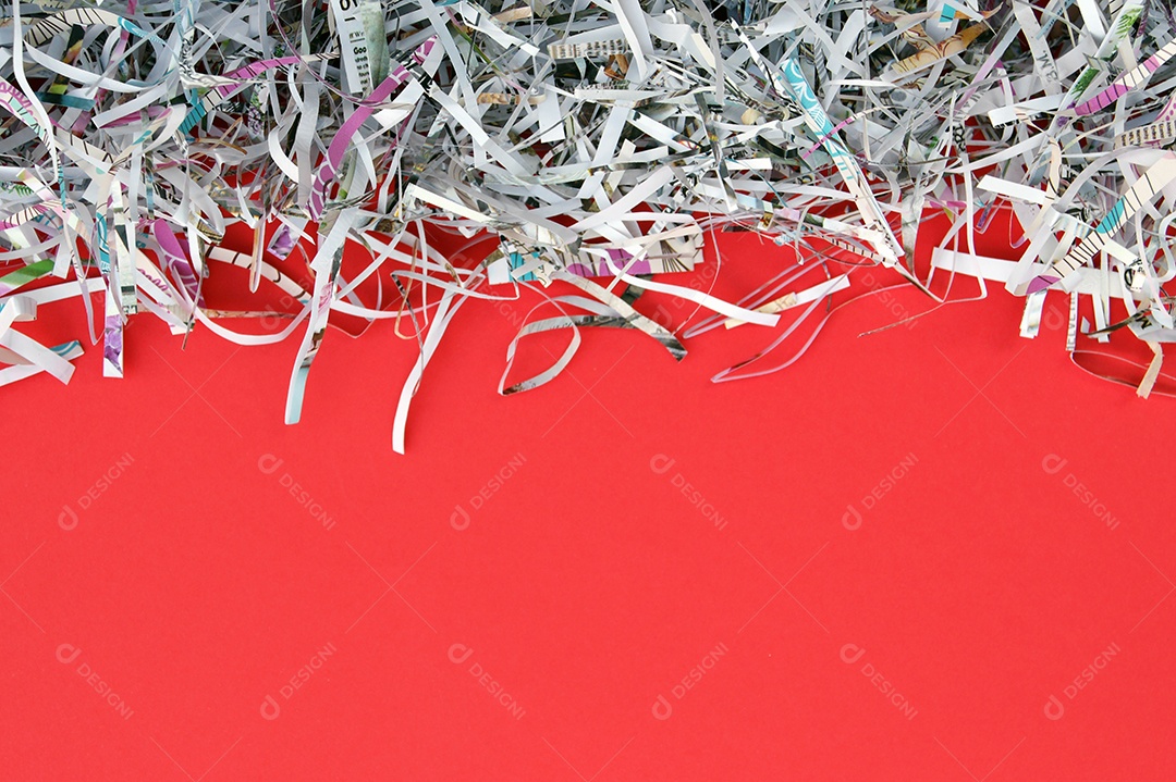 Textura de papéis cortados picados sobre fundo vermelho