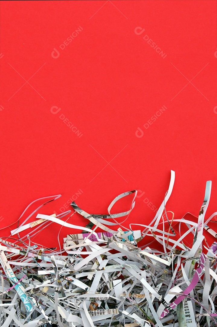 Muitos papel picotados sobre fundo vermelho