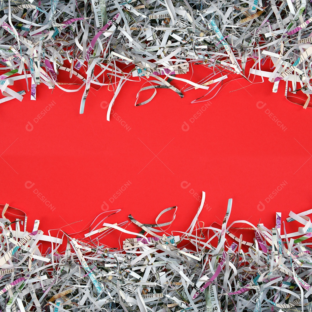 Muitos papéis cortados sobre fundo vermelho