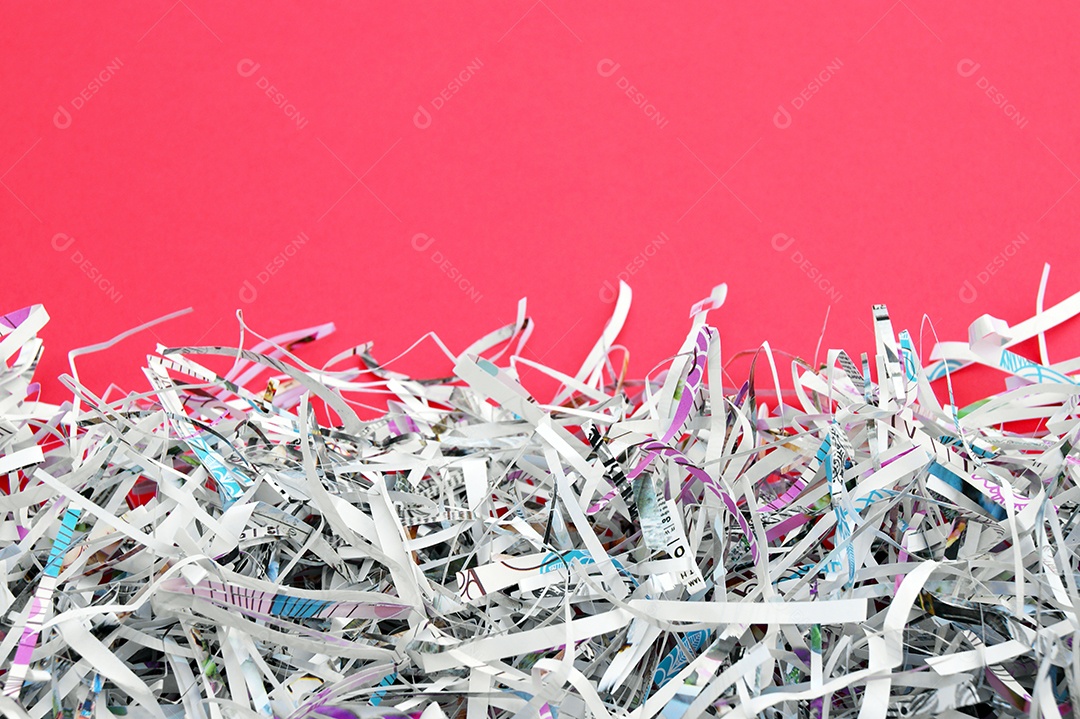 Papel cortados em fundo rosa