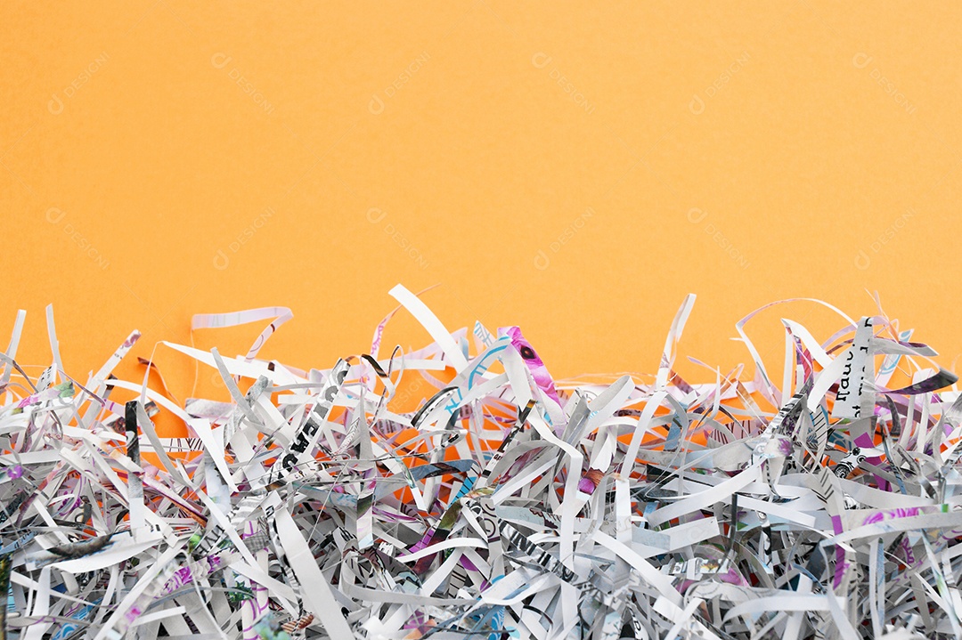 Texturas de papéis cortados sobre fundo alaranjado