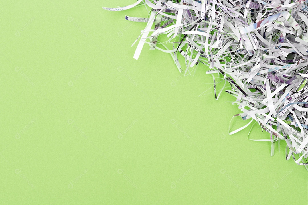 Papel cortados finos sobre fundo verde