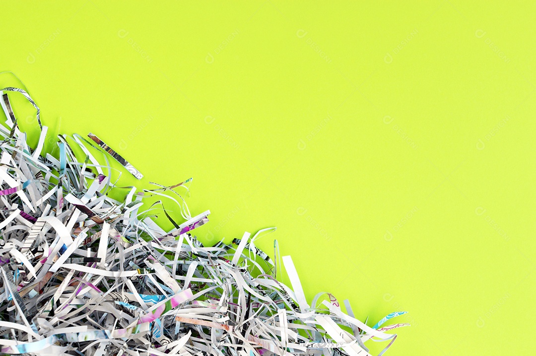 Papéis cortados sobre fundo amarelo