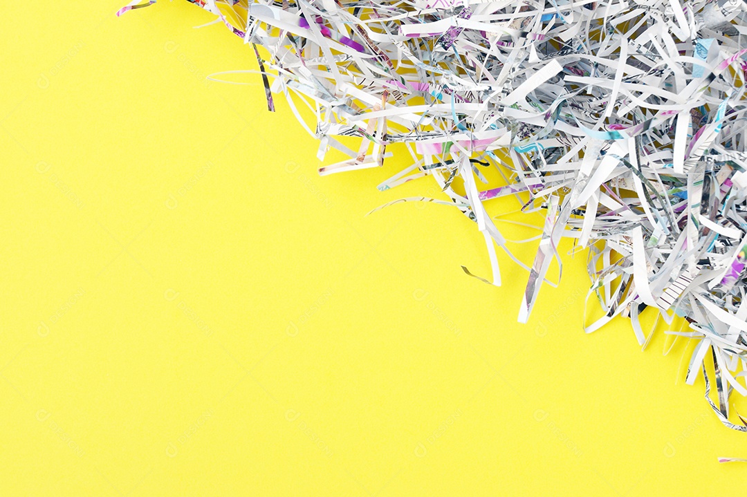 Papel picados em fundo amarelo