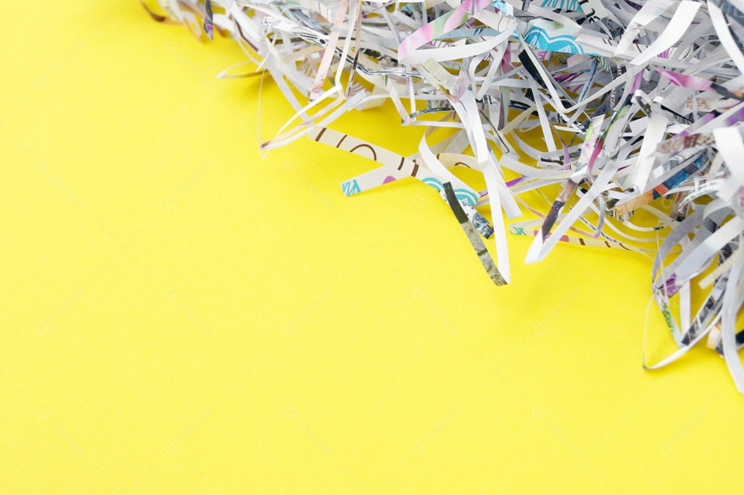 Papel cortados sobre fundo amarelo