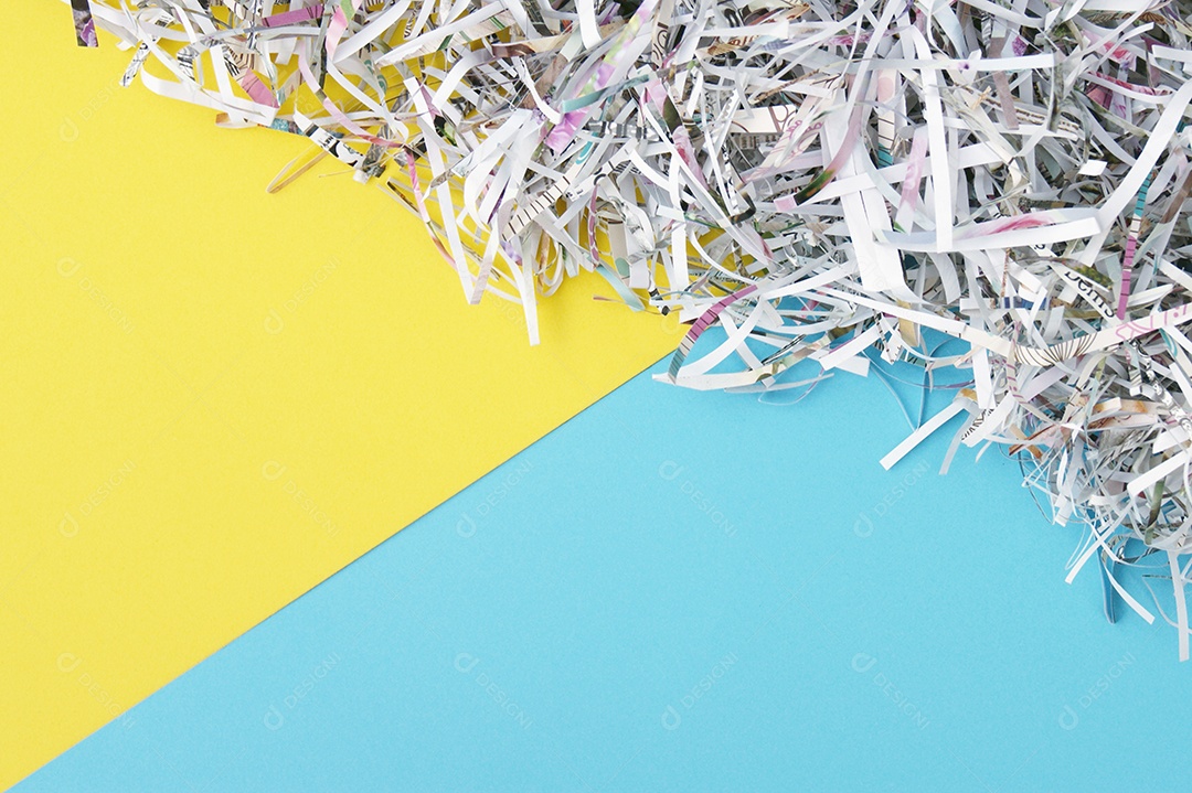 Papel picados sobre fundo colorido