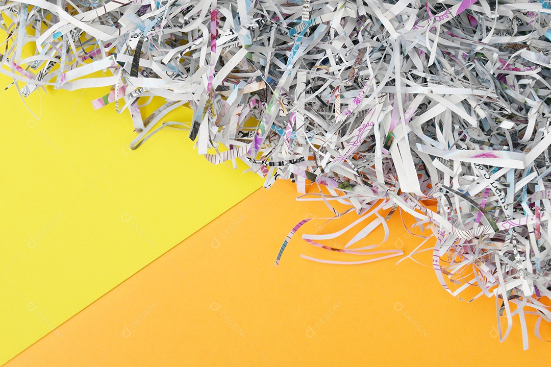 Papel picados em fundo de cores claras