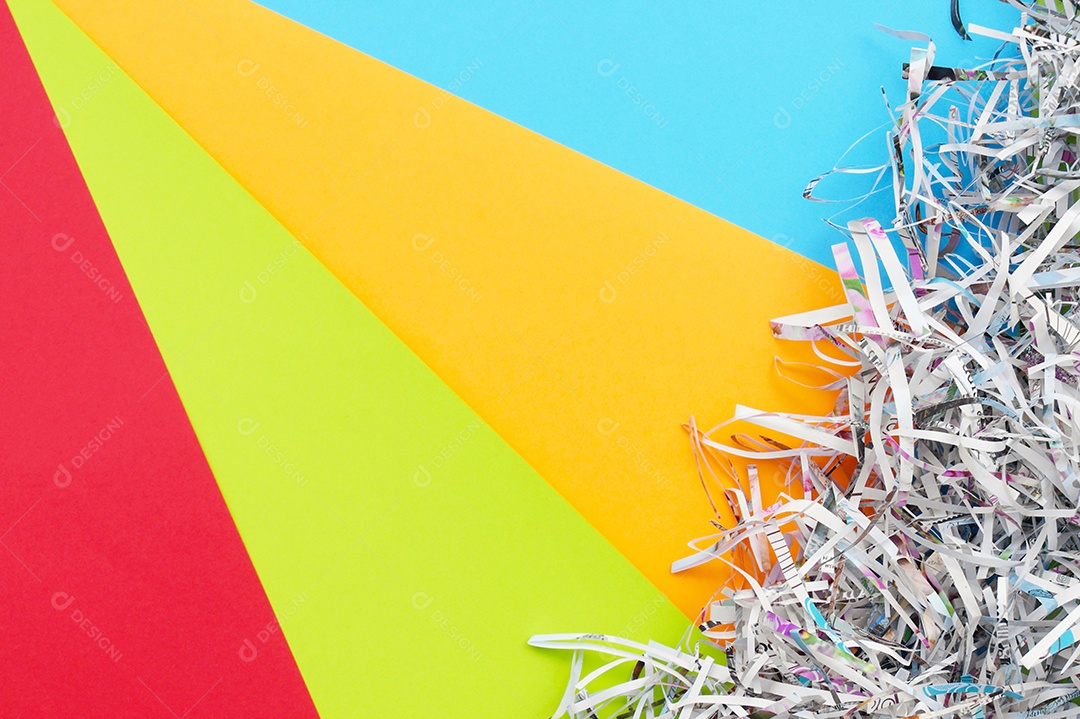 Papel picado sobre fundo multicolorido claro