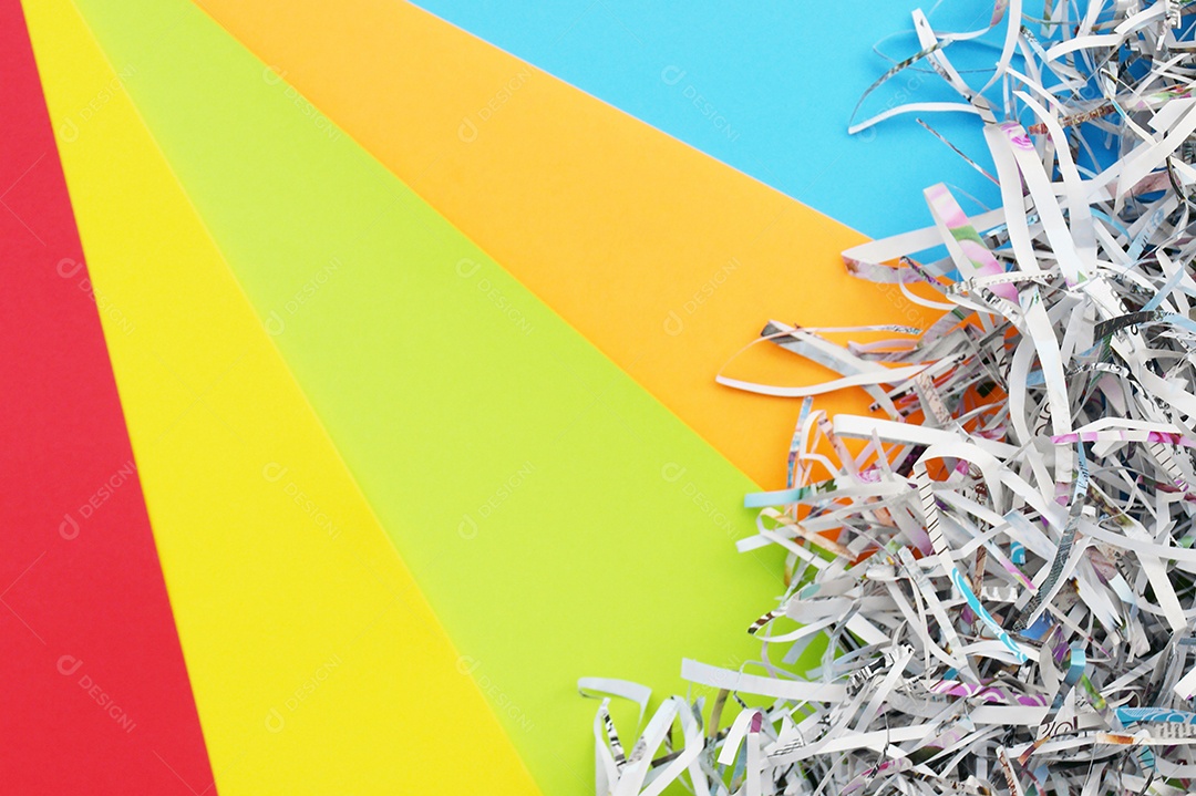 Papel picado sobre fundo multicolorido claro